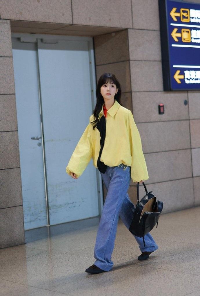 今天陈都灵启程前往巴黎时装周，她这次搭配的很靓丽，不过也很简洁，效果很不错。