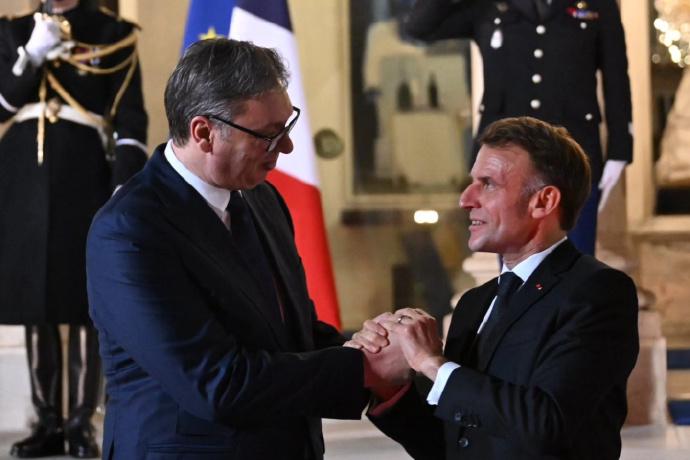 武契奇抵达法国访问，还和马克龙单独就餐！11月13日，武契奇去法国访问了，法国