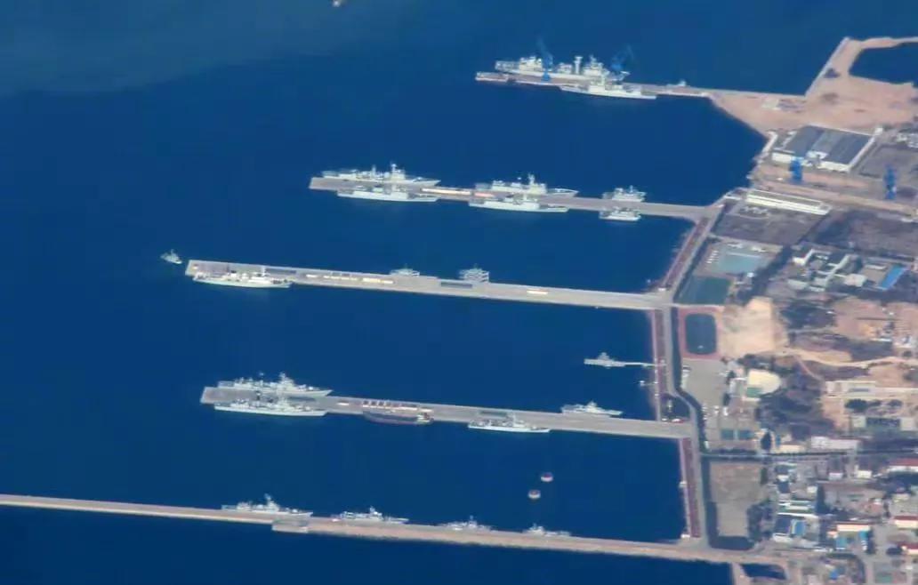 大国和伪装大国海军的区别。中国和美国海军的军港修建的都相当大气，码头系统多采