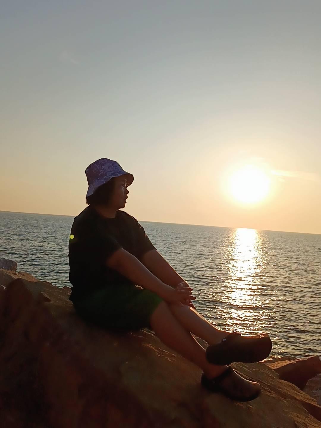 我从今以后每一天都要开开心心的过着，没心没肺的活着。不要脸的活着。过去伤心难过的