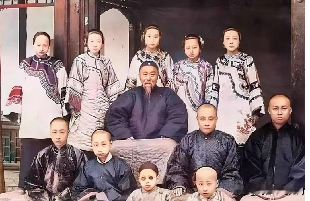 这张罕见老照片，是李鸿章的家族全家福。后排妻、妾成群，皮肤白嫩，貌美如花，看起来