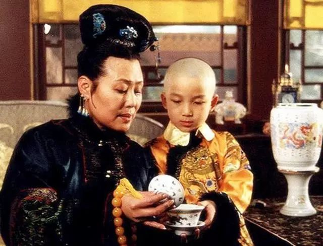 1687年，孝庄病逝。她一手带大的孙子：康熙哀号不已，捶胸跳脚。谁知，刚走出孝庄