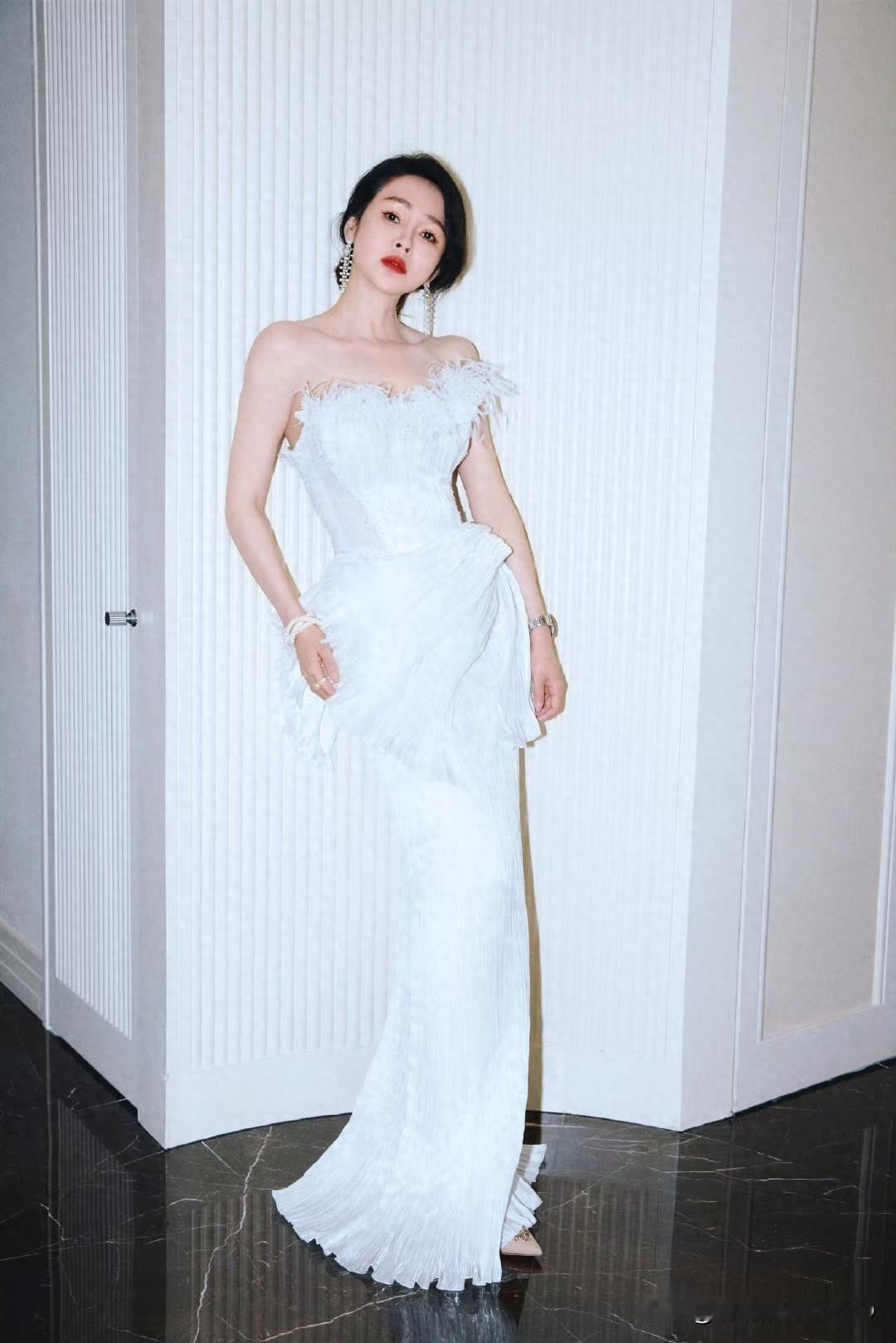 于明加，韵味十足的白纱裙穿搭