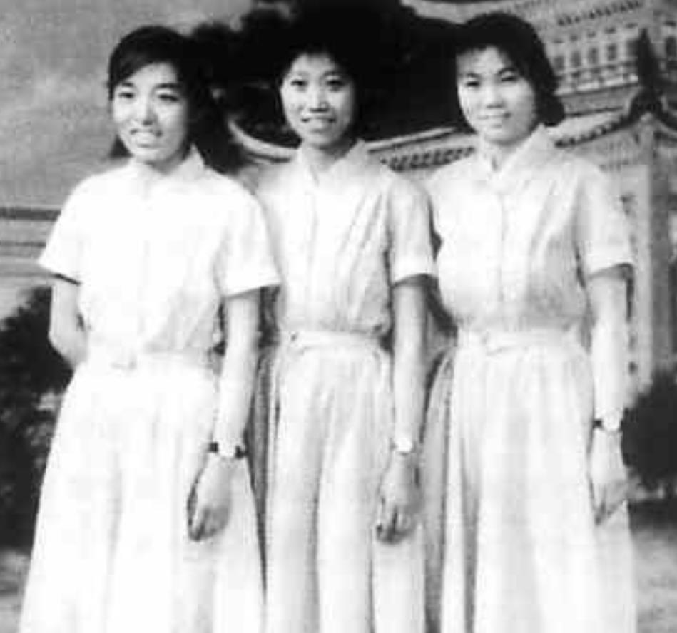1974年，某某在开会时，讲：“在中国，男子有了定型的服装叫‘中山服’，可中国的