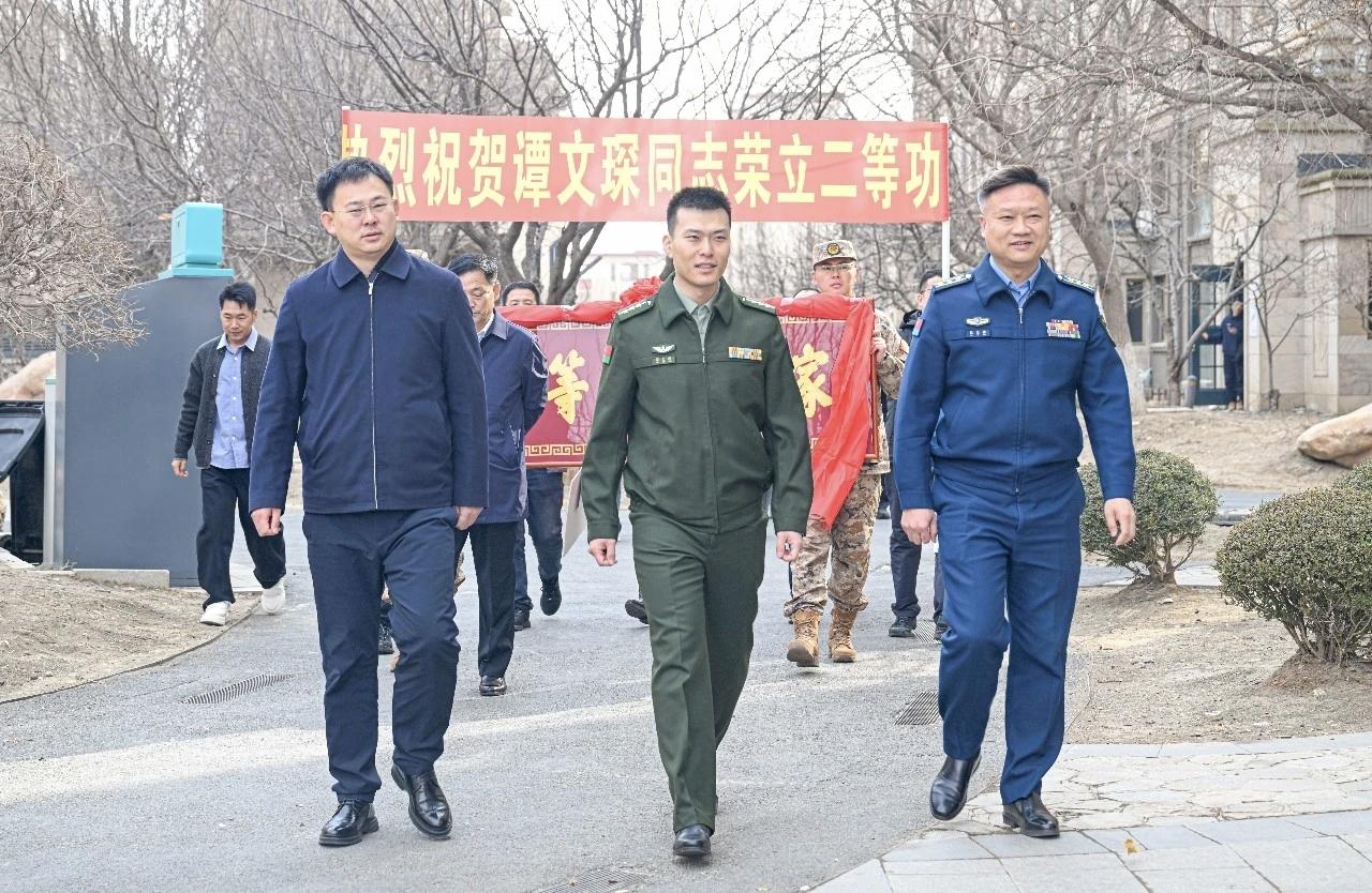 入伍13年来，谭文琛从军校学员成长为基层军官，不仅带队圆满完成各项任务，还多次在