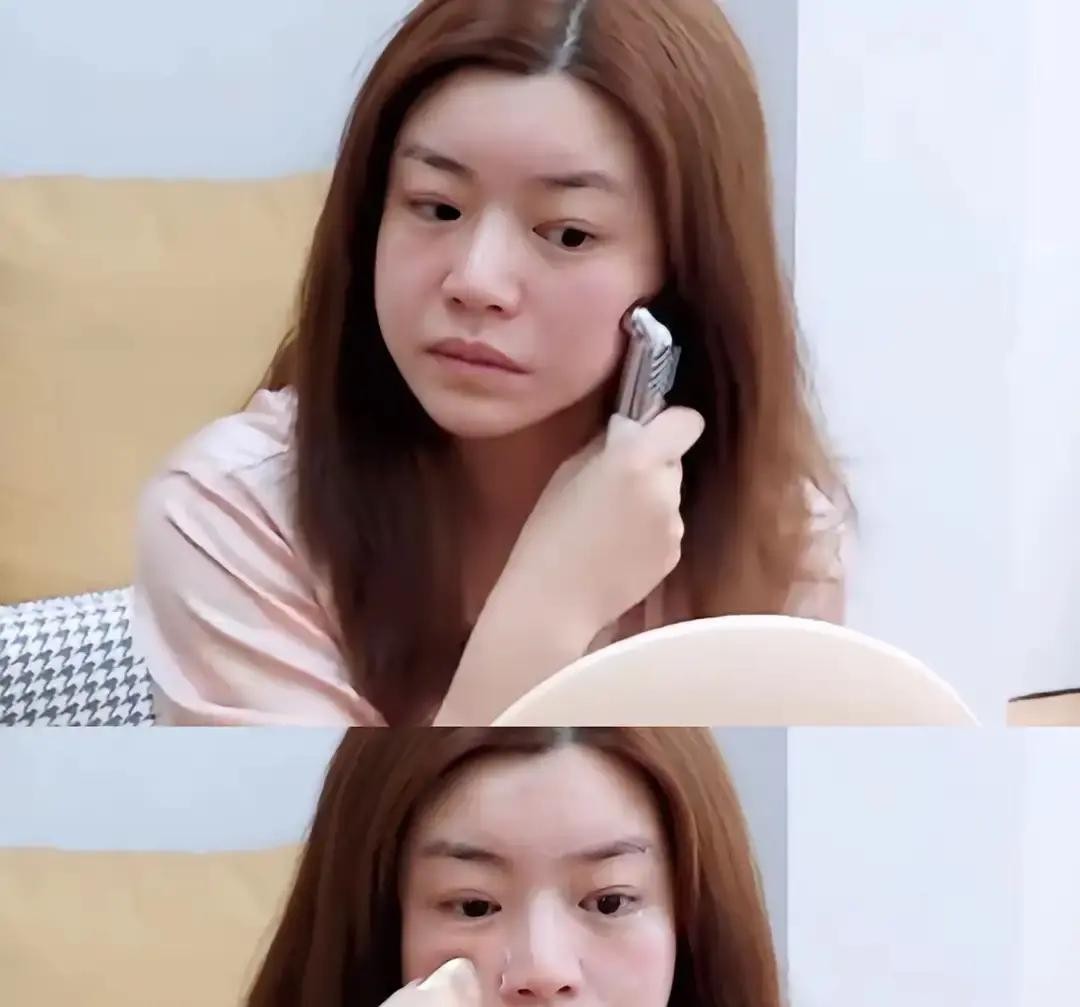 以前总觉得女明星住着大豪宅，就算离了婚也能活得容光焕发，直到看见43岁陈妍希在上海的街拍生图，岁月真