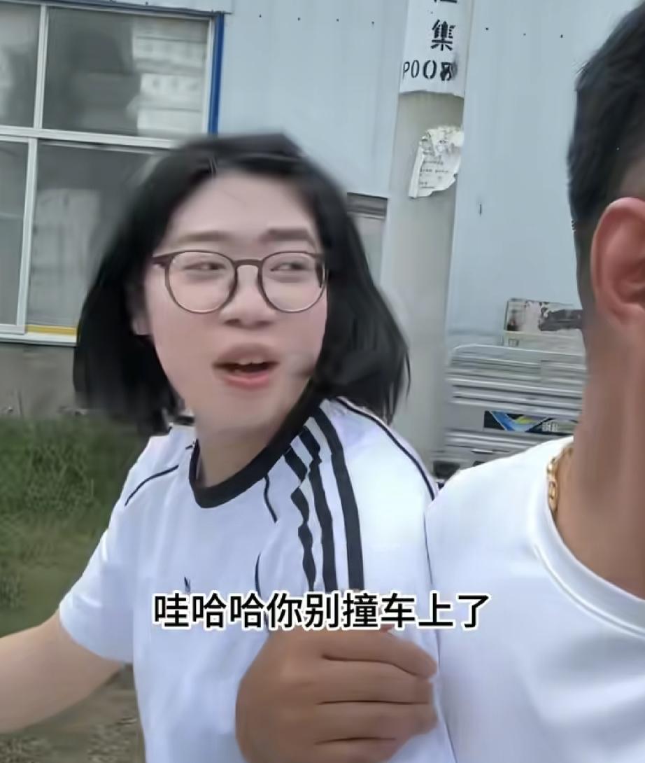 厉怀远带三水骑三蹦子一家人轮番托举自从三水到达安徽以后厉怀远基本放下了手头的
