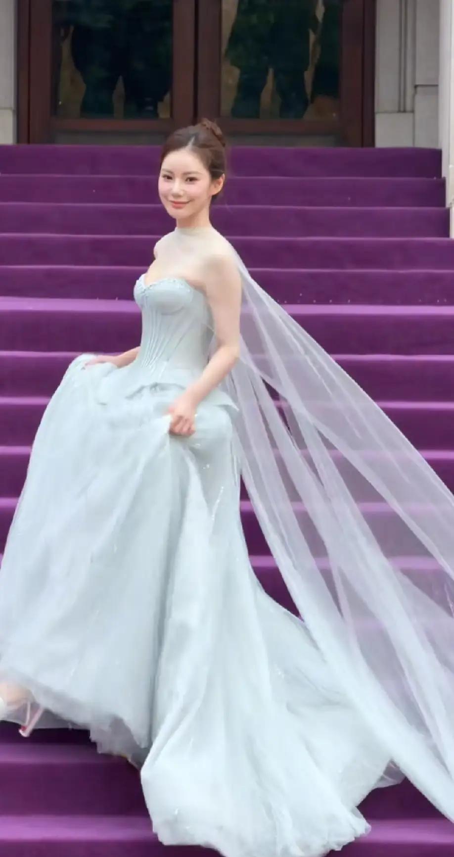 马筱梅生下汪宝儿后愈发美丽动人。看来这汪宝儿是个小福娃，旺着妈妈马筱梅呢。马