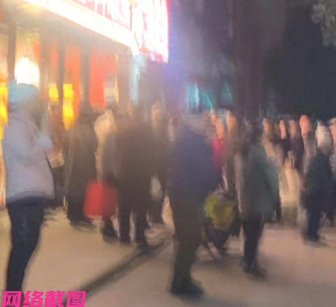 湖北武汉有群大爷大妈，每晚固定在一家火锅店门口跳广场舞，只是店主老板不乐意。