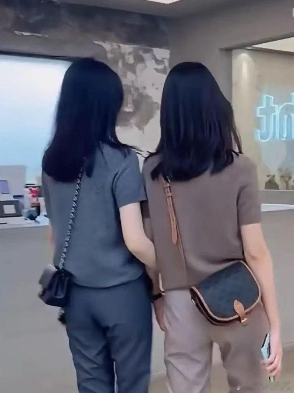 她们穿得这么普普通通，但为什么看上去很有实力的样子。