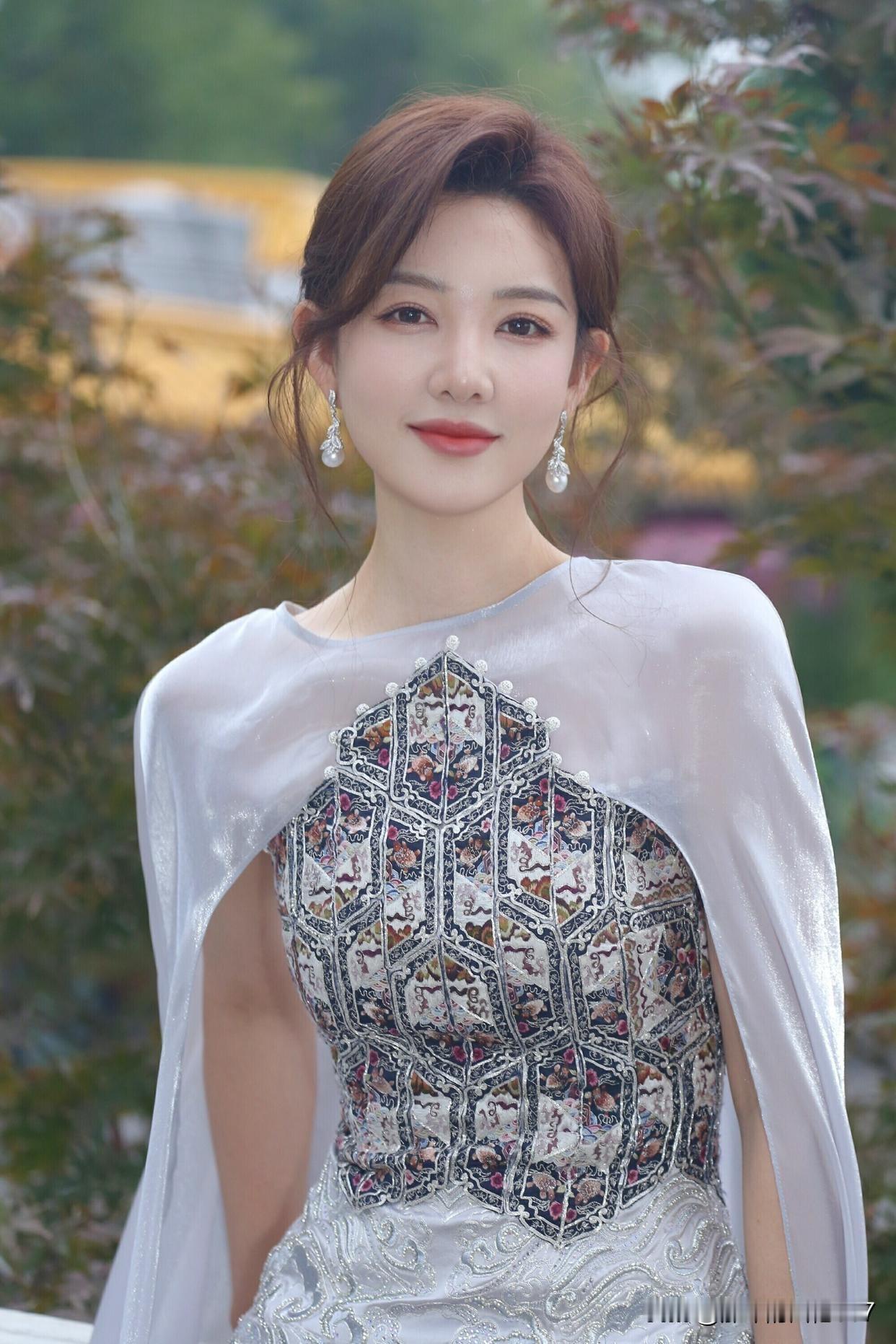 穿上汉服，仿佛真能穿越千年，梦回大唐。想象古城夜灯下，一位身着素衣红绶的仙子，云