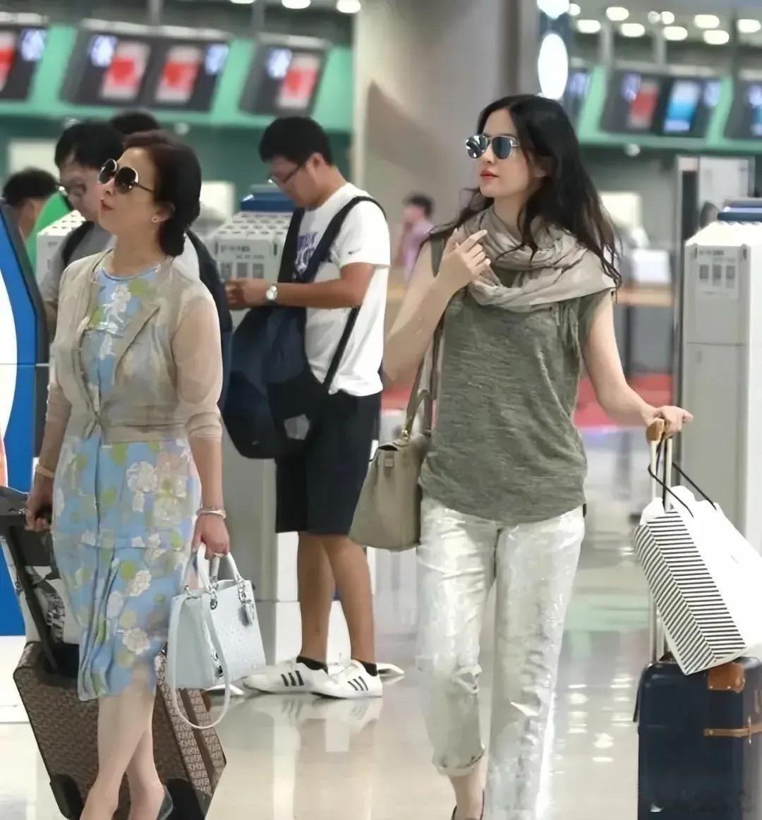 37岁刘亦菲和母亲在机场被偶遇，65岁妈妈气质优雅，身材丰腴更显熟女韵味，女儿和
