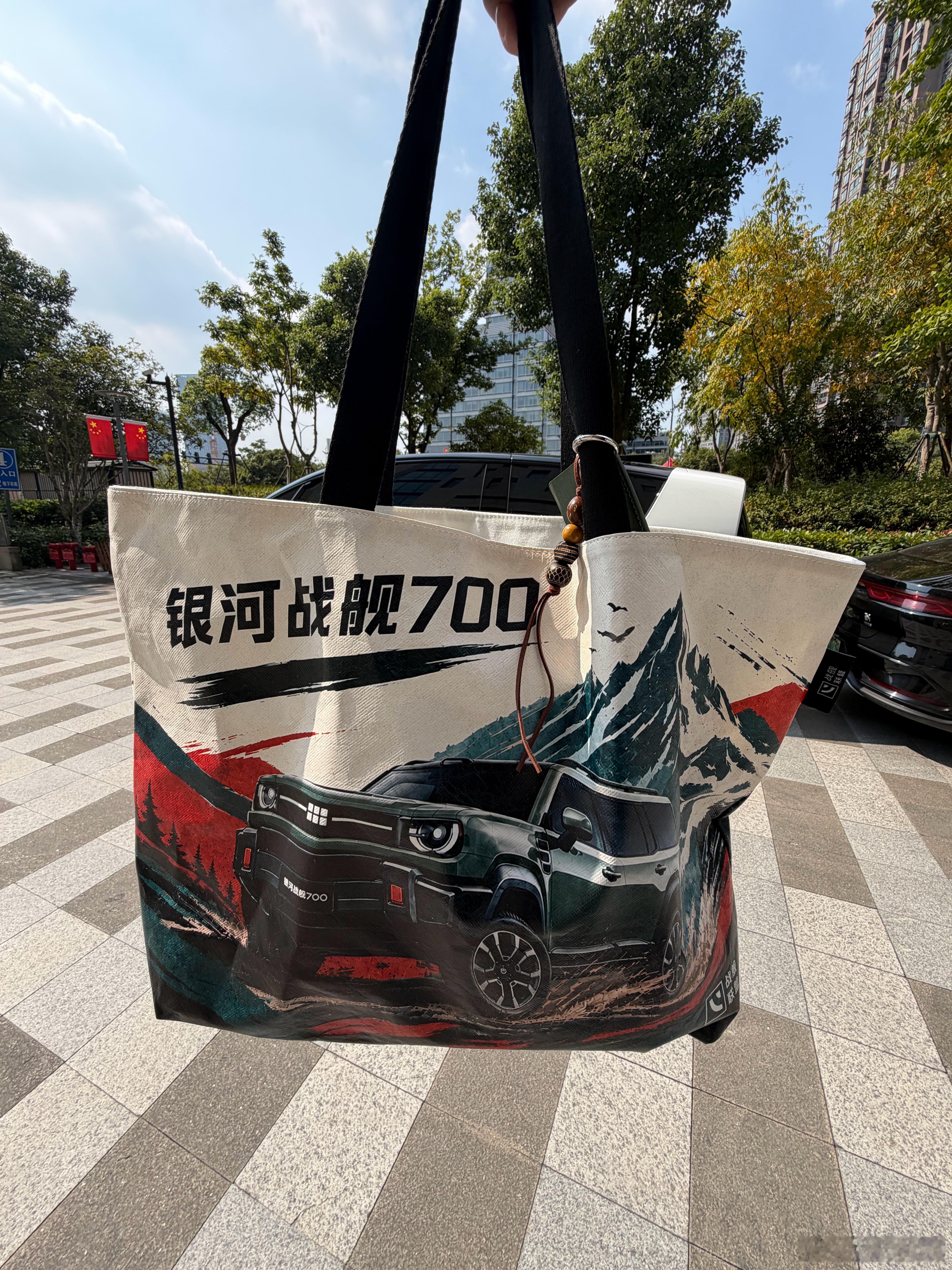 签到处在公司楼下的好处就是，下楼就签到，哈哈哈银河战舰700将于10月10日全球