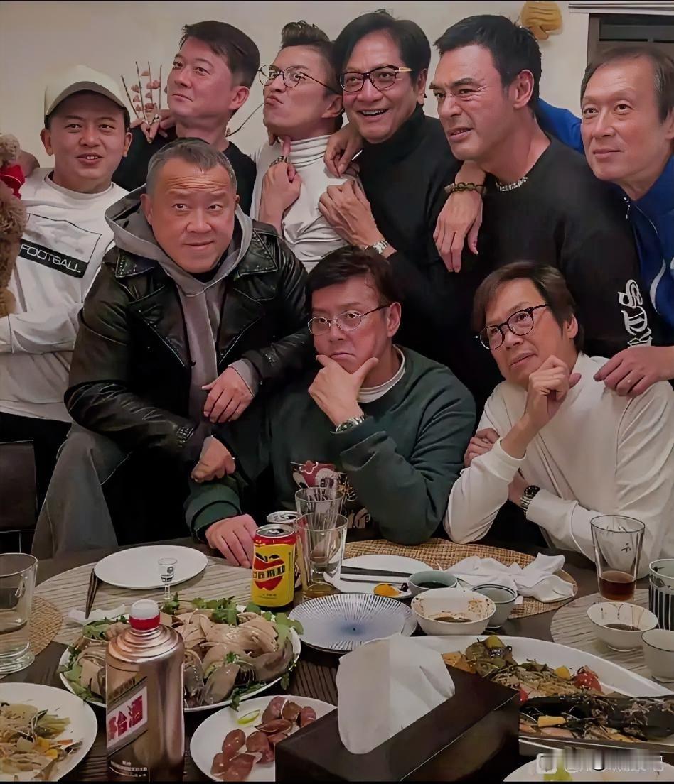 香港明星酒量不行啊，才喝一瓶茅台，每个人的脸通红。现在很多的场合，都免不了要