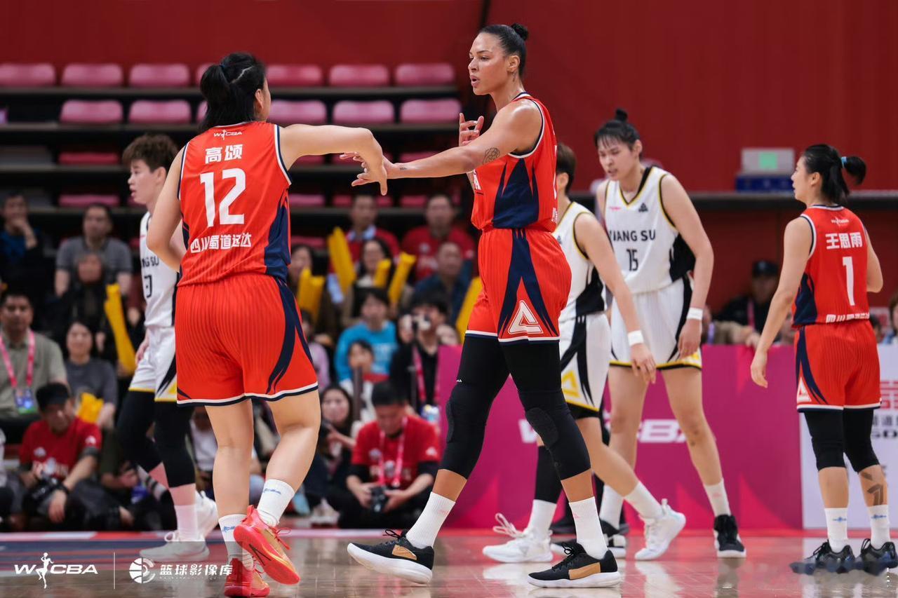 四川女篮的坎贝奇是把“双刃剑”论进攻能力，她的确是一把好手，而且还有一把搞对