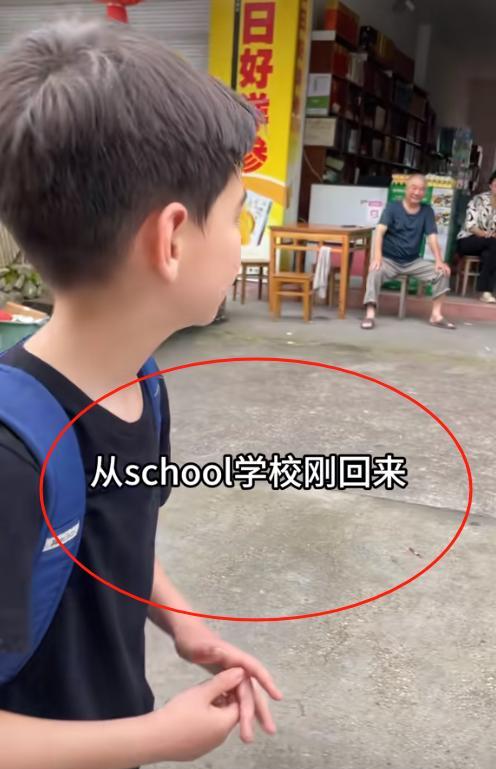 直到看见现实版的“抓娃娃”，全村人辅导英语考试不及格的混血小孩学英语，我才明白：