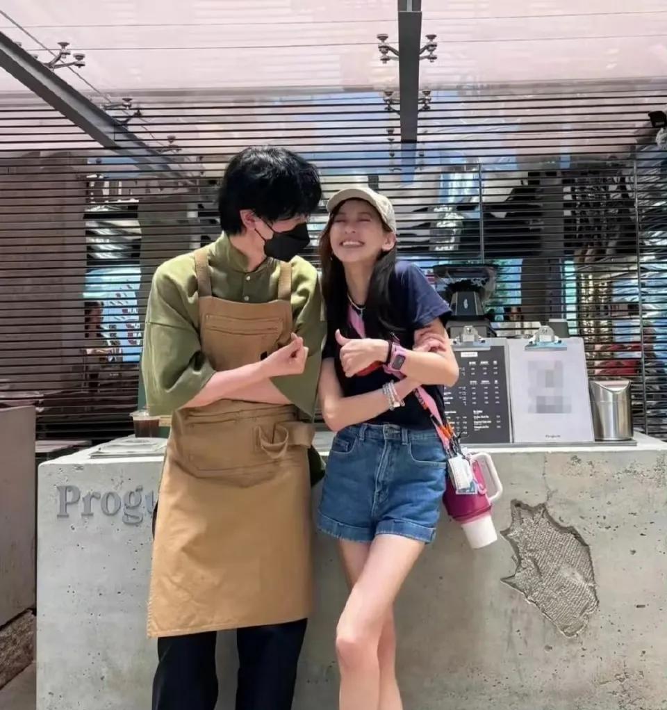 陈意涵38岁高龄生完二胎，晒出自拍直接刷屏。照片里她一身休闲装，脸上没一点妈味