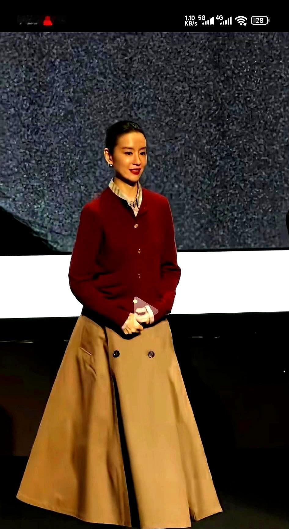 零下雪地，一个女人2小时不说话，卷走1.8个亿。整个直播行业，被她一招“静默”