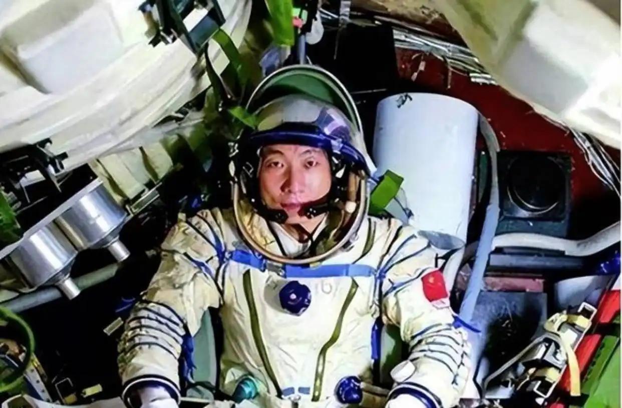 很多人都有个疑问：杨利伟作为中国第一个登天的人，为啥后来再也没上过太空？不是不想