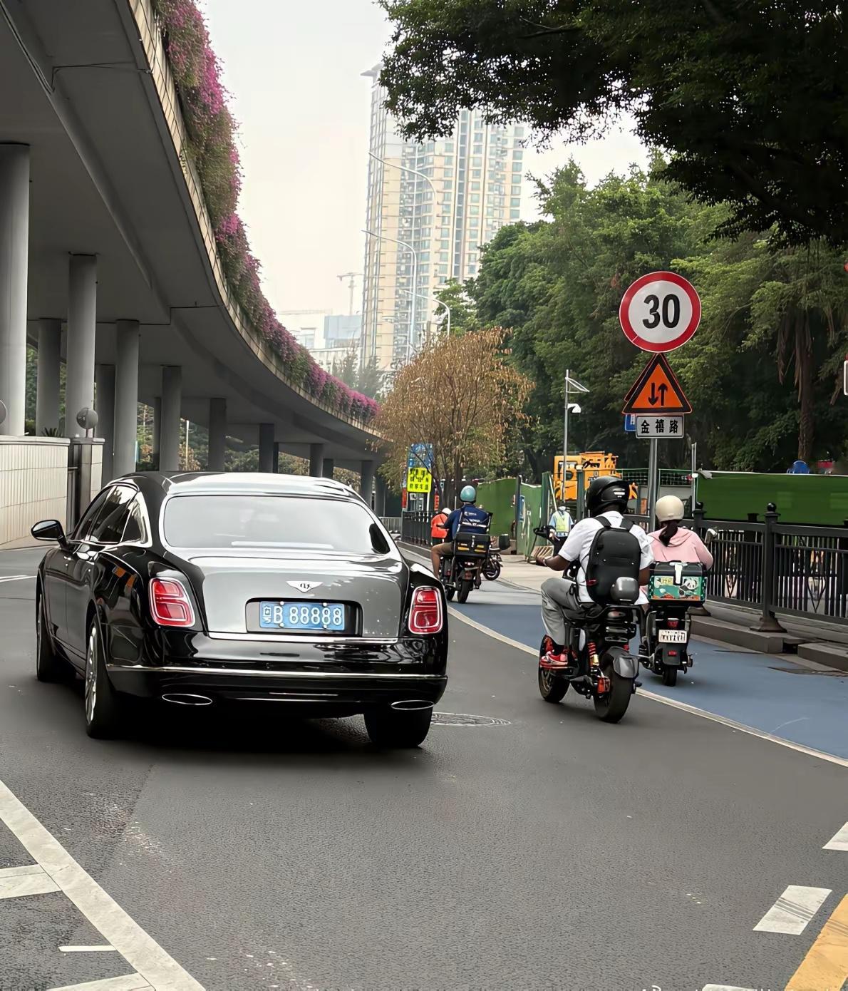 这个车牌的含金量，相信不用我多说了吧老广们应该都知道，这是哪个老板的车了吧