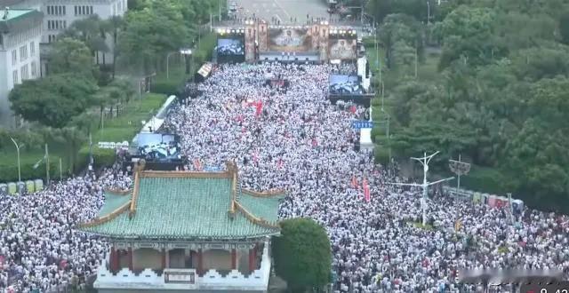 凯道现场破六万人今天下午，由台北市长蒋万安呼吁市民齐聚凯道的“反毒油”活动，主
