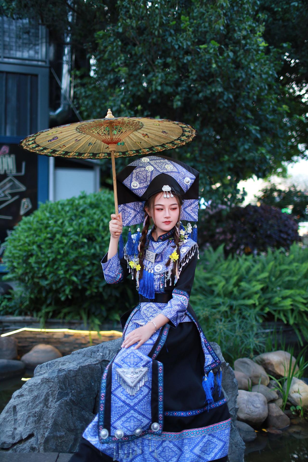 古镇，随手拍几张少数民族少数民族服饰苗绣苗家姑娘