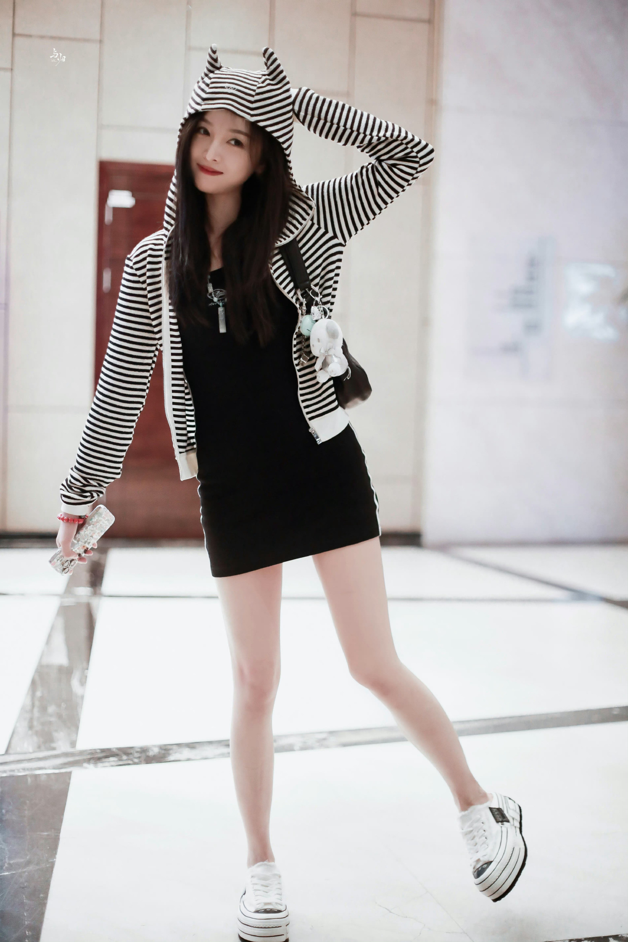 吴宣仪，百变穿搭美腿妆造，青春迷人的小姐姐。吴宣仪