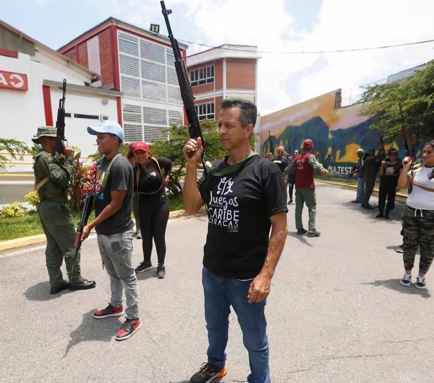 美军闪击加拉加斯！很多人以为委内瑞拉军队虽然败了，至少抵抗过。谁能想到，所