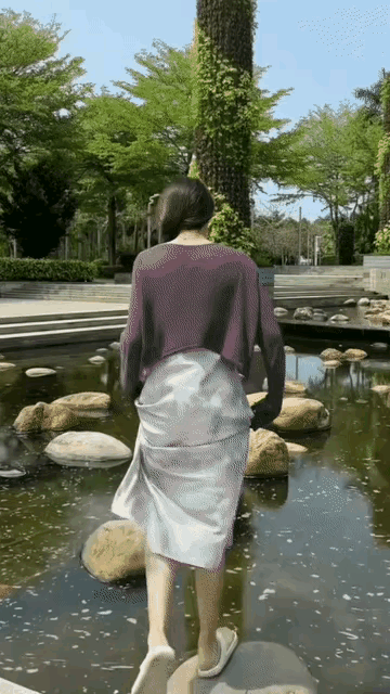 我猜你们一定很想看她掉到水里[大笑]