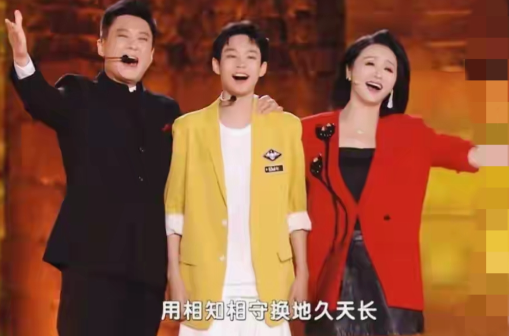 北京台中秋晚会这一家三口太戳人了！曹颖带着14岁儿子和老公王斑同台，谁看了不说句