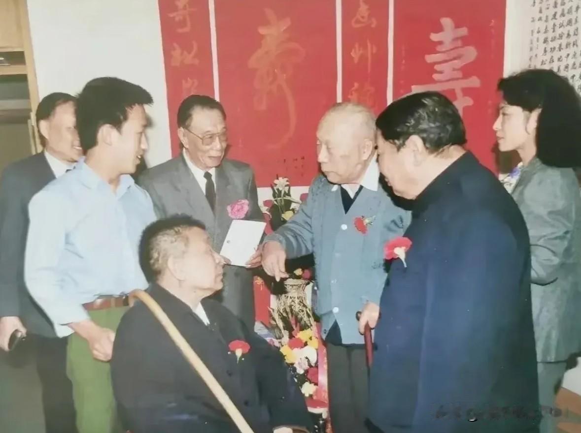 这是1991年，开国上将陈士榘82岁寿辰，杨得志上将，钟期光上将、伍修权少将等不