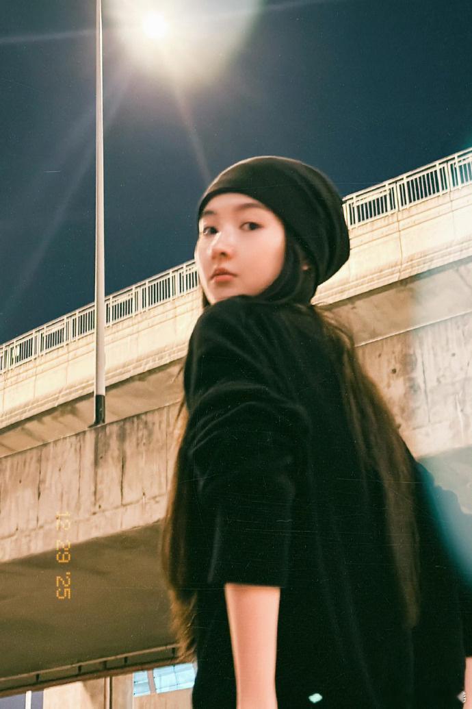 白鹿说“还专门化了妆来吃饭”，因为白鹿很少见到王玉雯的全妆样子，还让...
