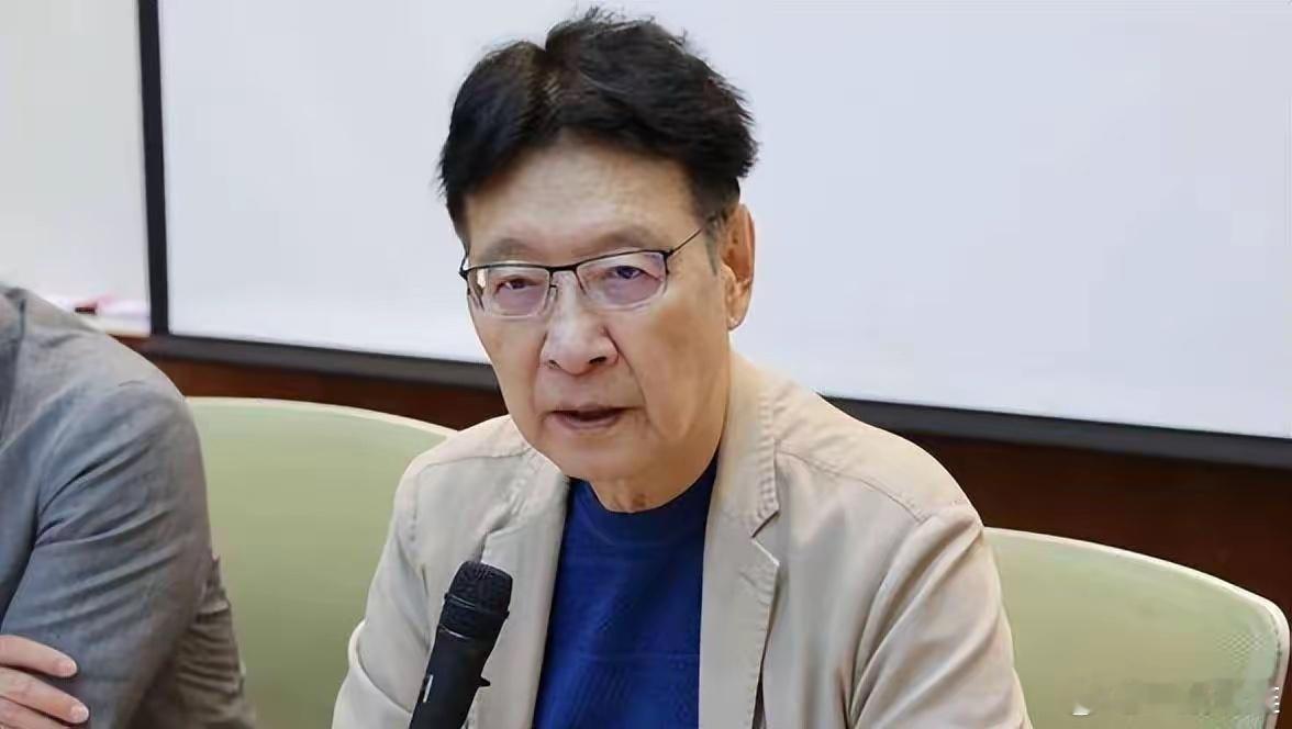 赵少康彻底被打垮了，也就是说赵少康的自信心被彻底打垮了。陈凤馨在上赵少康的节目中