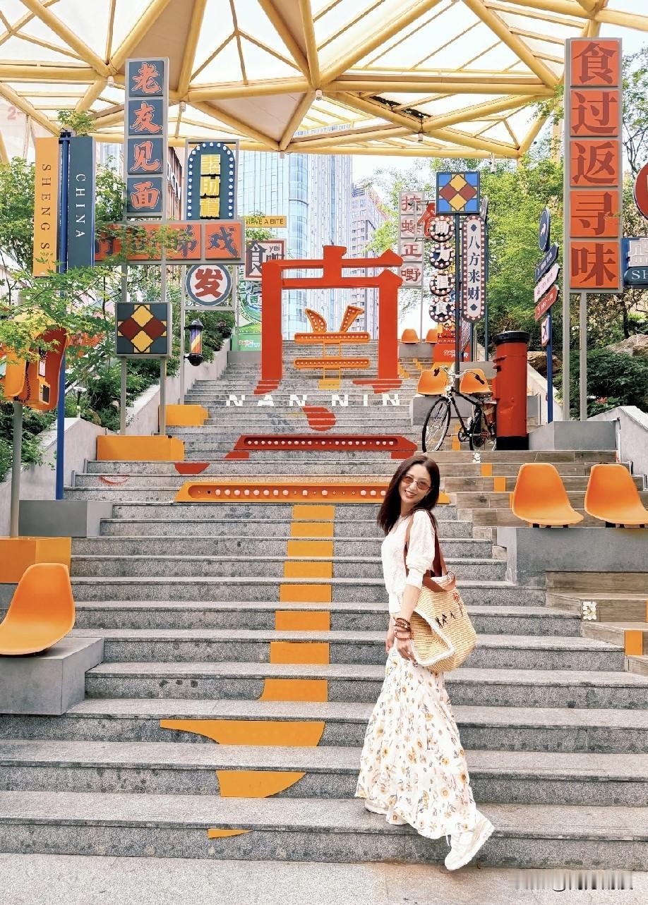 哇塞！哇塞！佟丽娅打卡南宁青秀山了，这可是目前南宁最火的景点，青山绿水，逛一天都