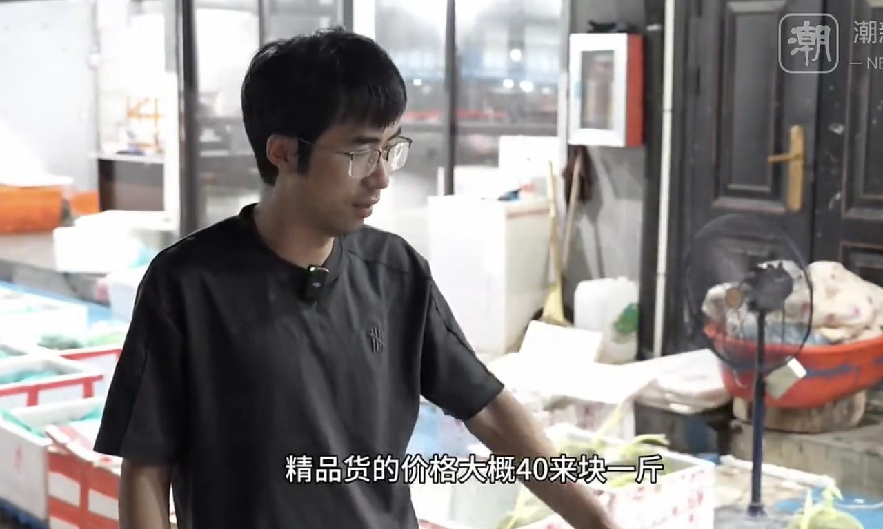 “大闸蟹自由啦！”10月15日宁波水产品批发市场的特色交易区已经亮着灯。工人们正