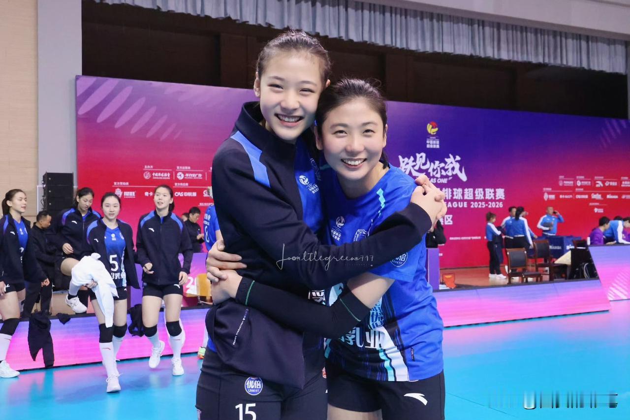 上海女排笑得好happy啊[呲牙笑]赛后上海女排教练和队员笑成了一片海。瞧，副攻