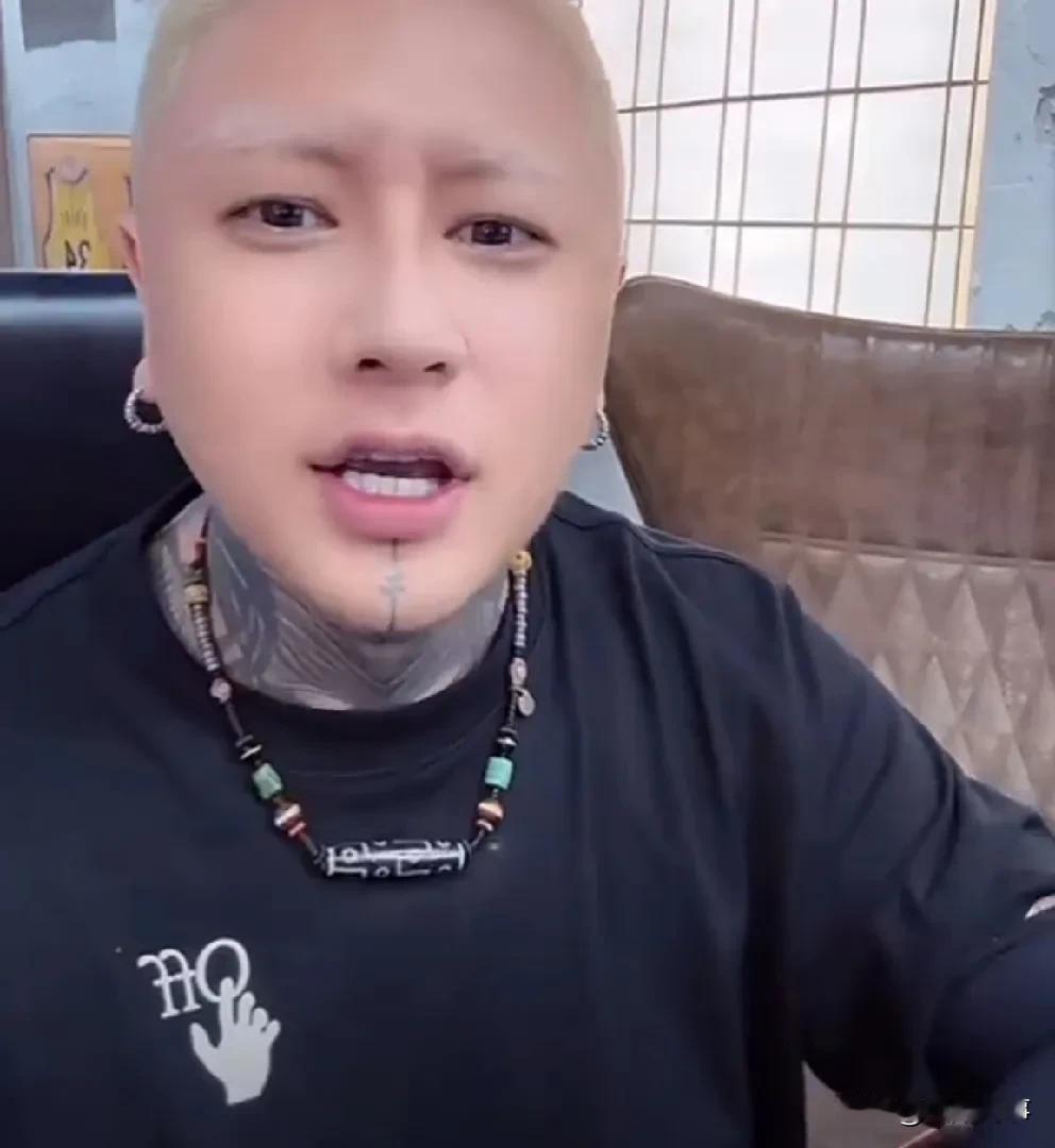 方丈说刘二狗不敢跟自己打PK怕被吸流后倒给达摩，他俩就会势均力敌，老疼了！
