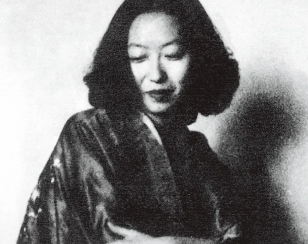 1956年，吃下堕胎药的张爱玲，在床上疼的死去活来，过了一会，她近乎绝望地喊了一