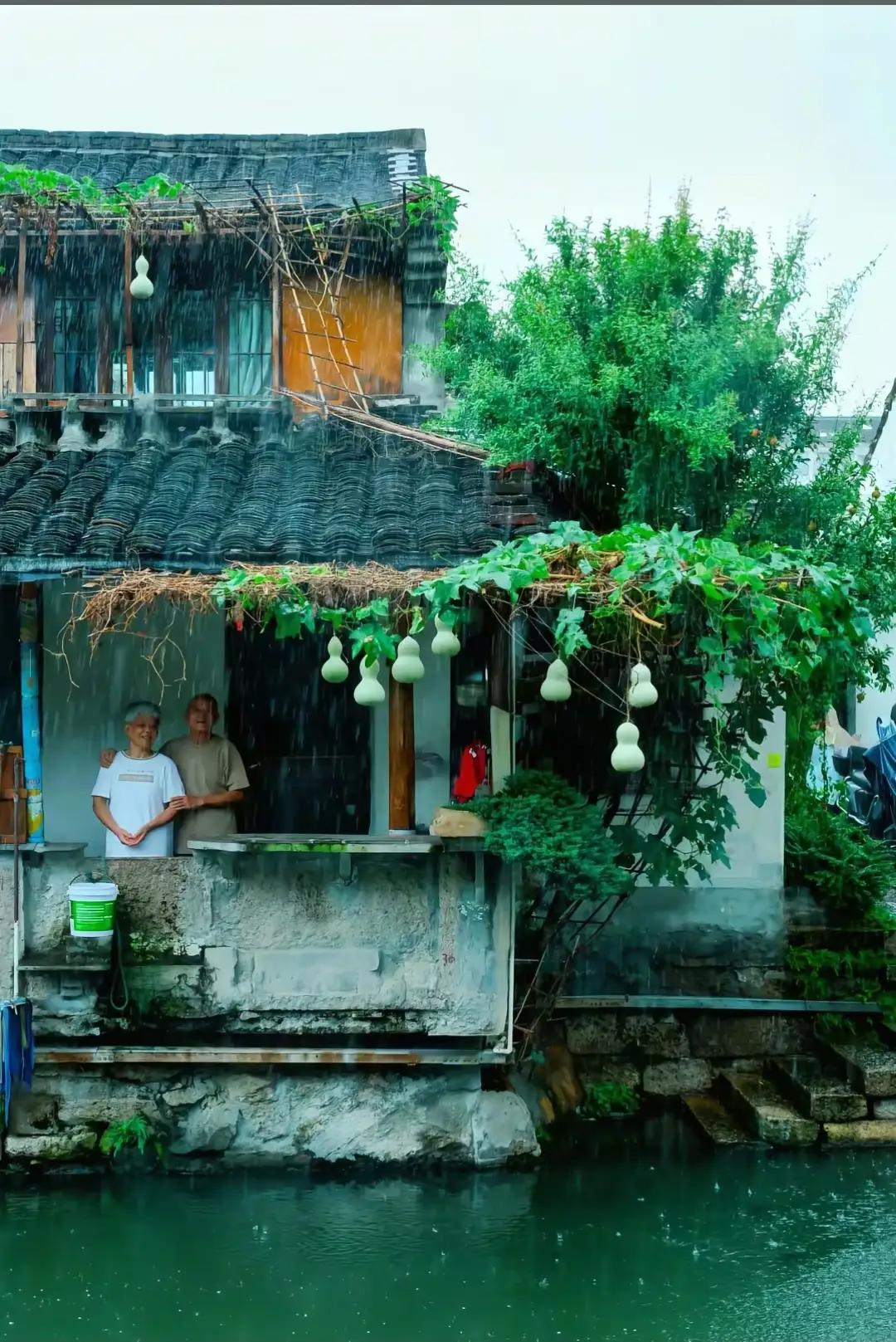 “葫芦娃爷爷”火了，但有眼尖的网友却说，其实最值钱的，是他的房子！地处市中心黄金