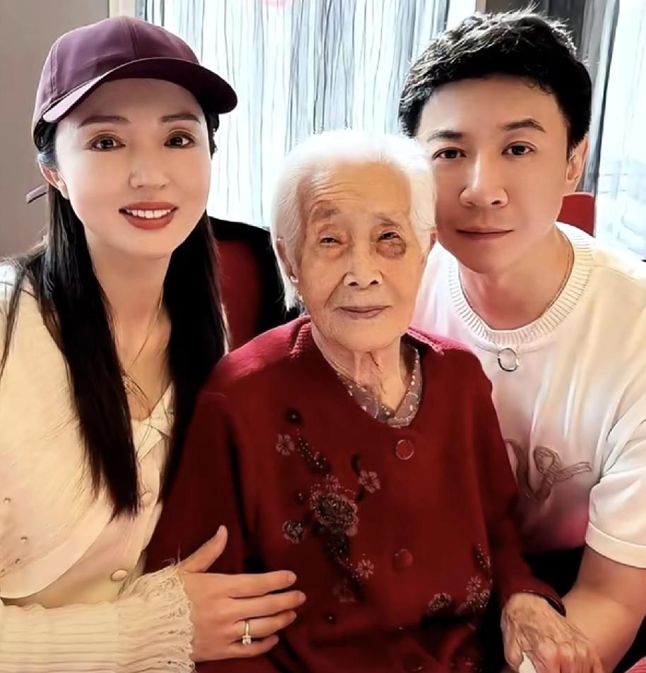 董璇真的好奇怪。你说她不爱张维伊吧，却在经历了前夫的感情背叛后，依然坚定不移