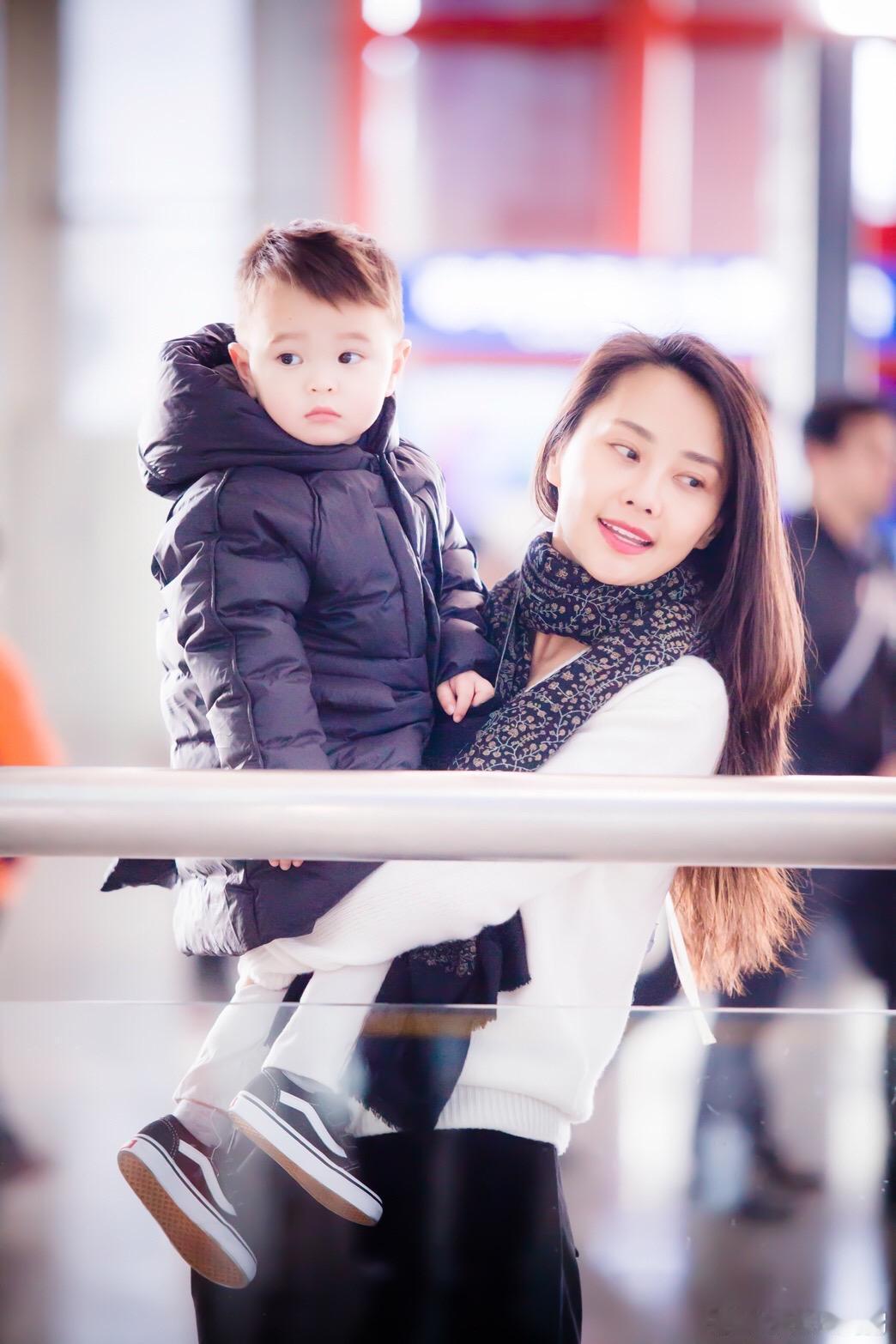 吴奇隆前妻马雅舒与现任丈夫罗伯特的两个孩子已经长大了！