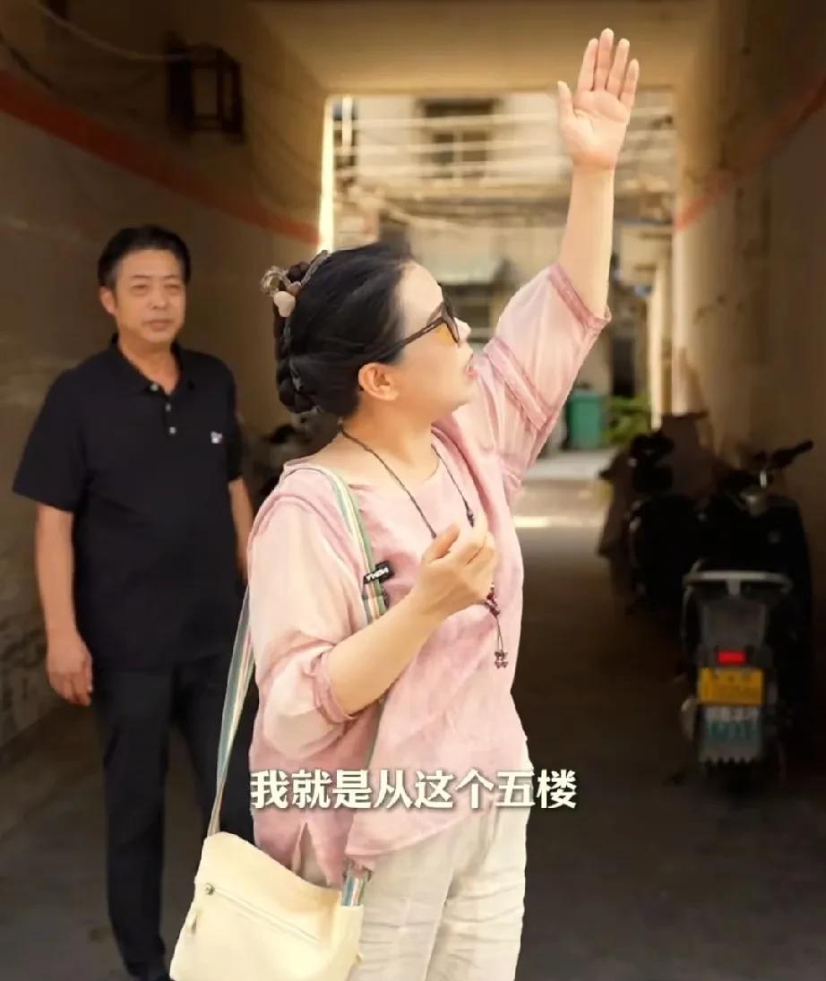 白房子真的坐不住了，拿于某公开S了，听说把他树了，号号都移交了。有主播爆料，白