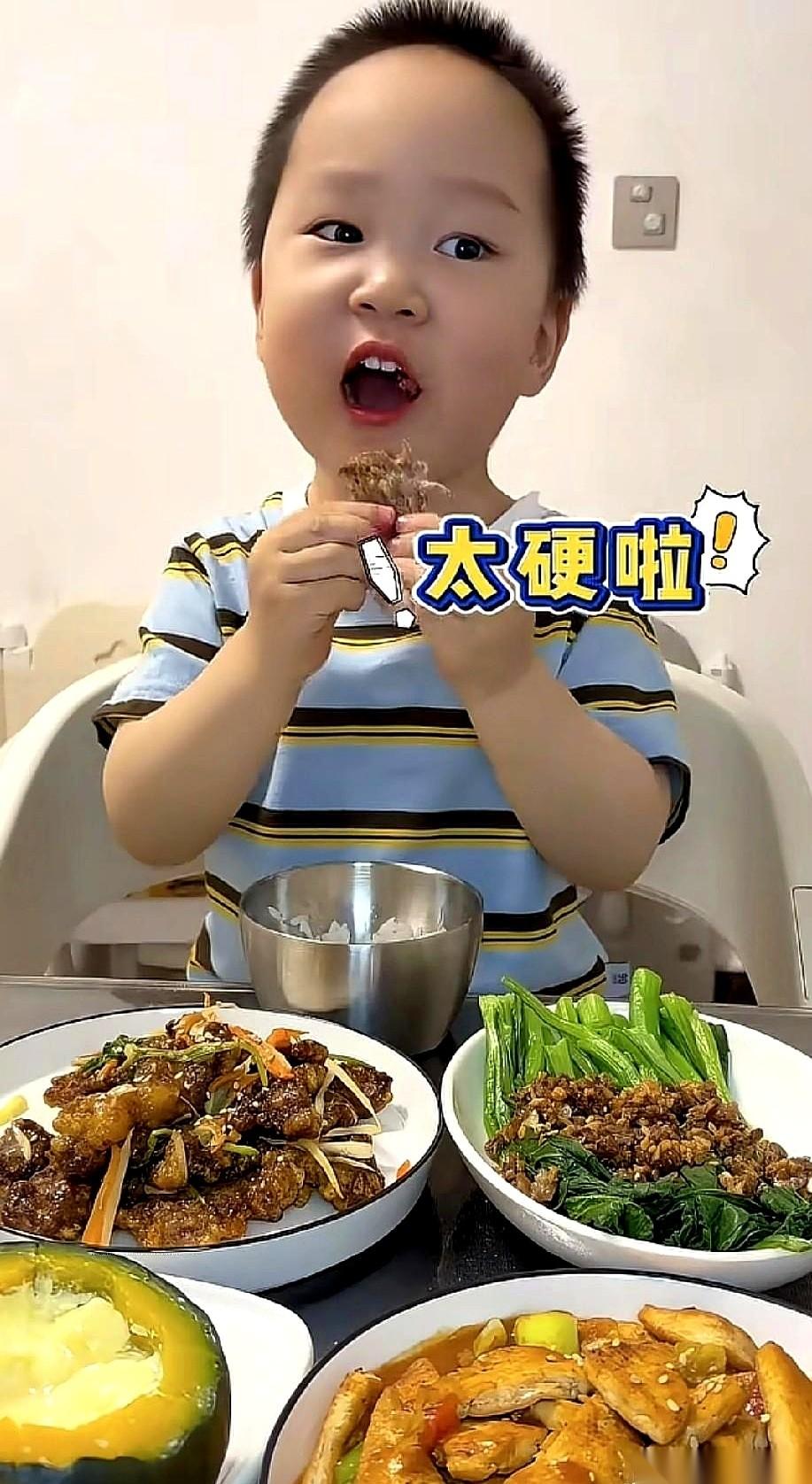 坐拥400万粉丝的两岁网红萌娃米乐，他的视频里正上演着极其割裂的一幕。前一秒，