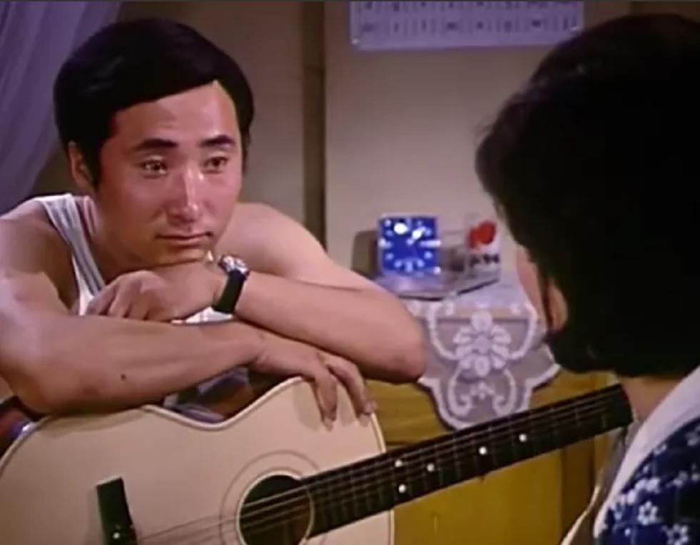 1973年，“黄世仁”陈强提着两瓶好酒，来到“喜儿”田华家，求田华，“田华啊，你
