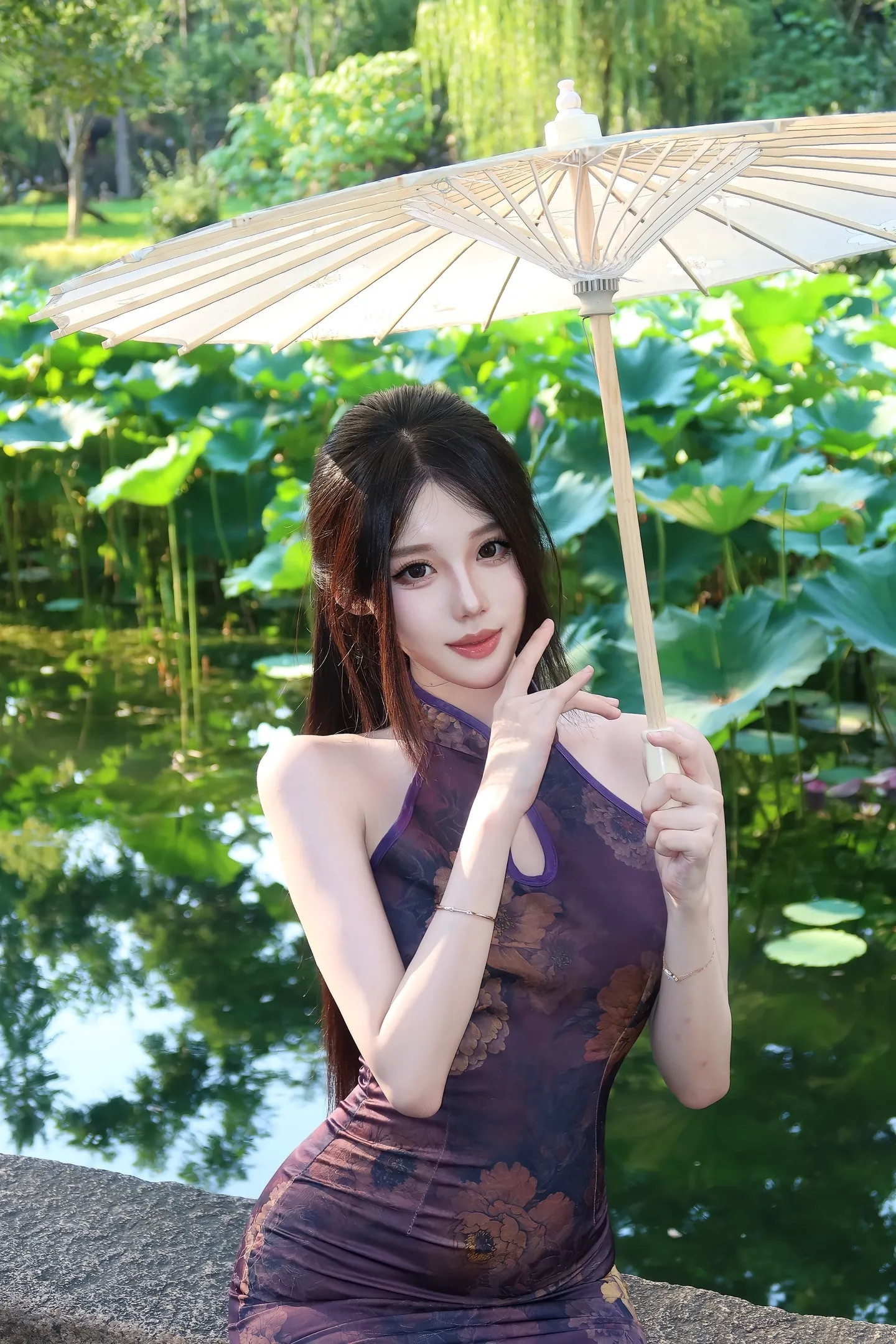 人和人的缘分不是一场不出门就能避开的雨旗袍拙政园美女​​​
