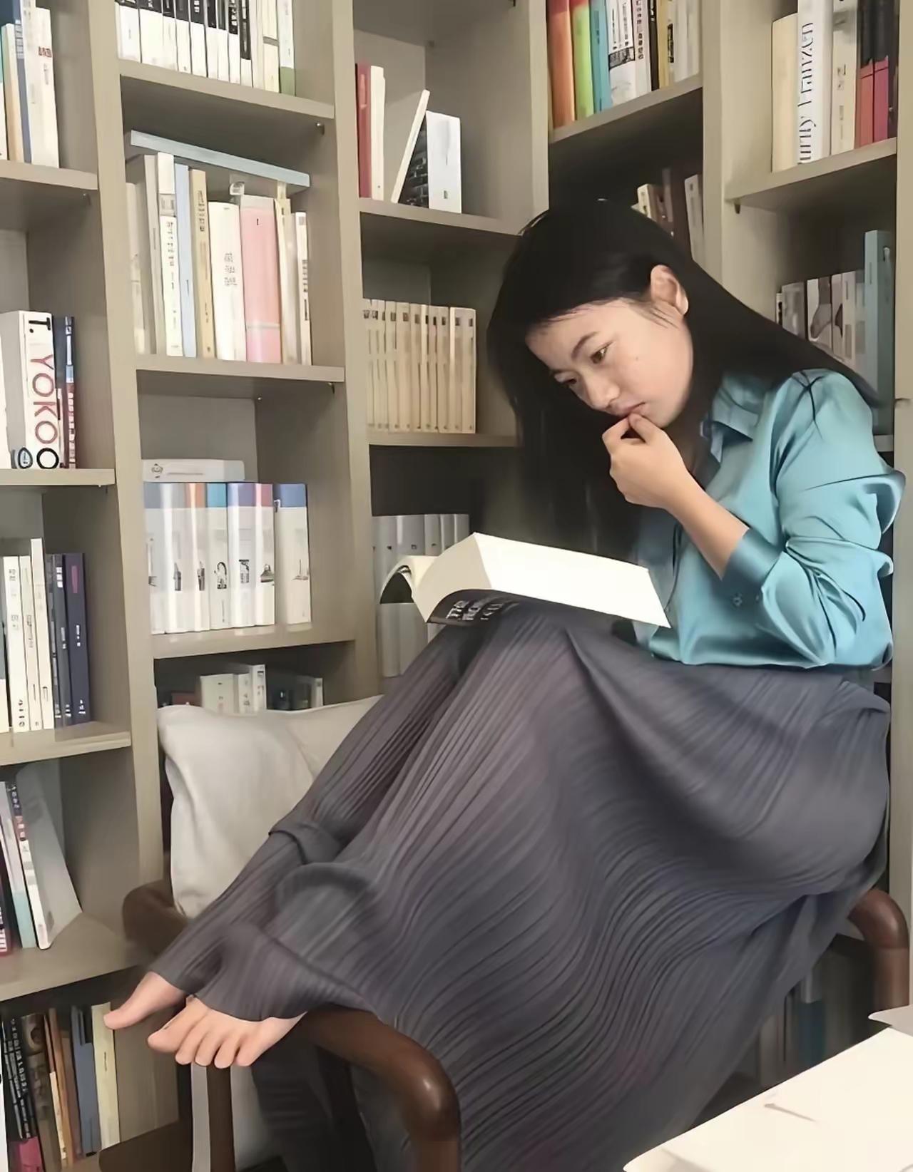 西方最厉害的一点就是一切规则都是他们制定的，他们可以让一个连道歉信写不明白的人，