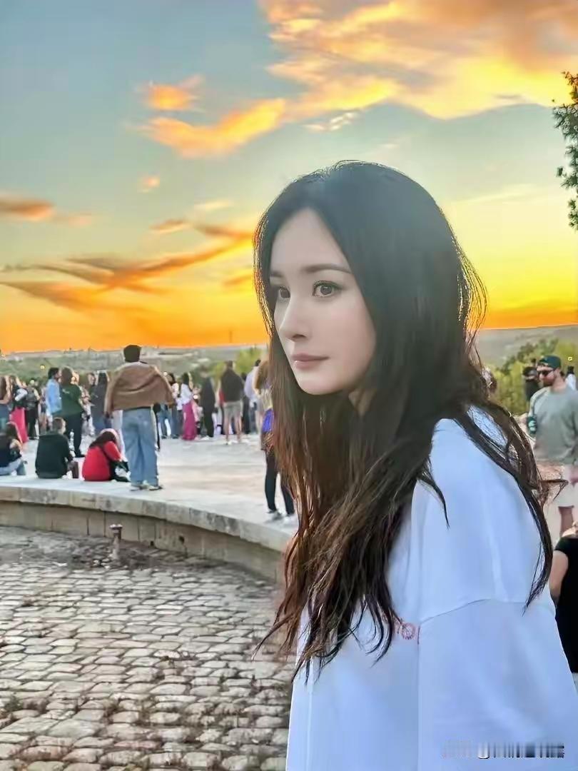 一个官宣，​让我们彻底看清了杨幂的人品，​这次香港大火，还在紧急救援中，杨