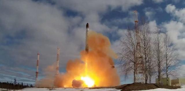 豪赌普京不敢核打击？乌军捅破天：俄洲际导弹基地深夜惊天大爆炸乌克兰军队直接把导弹