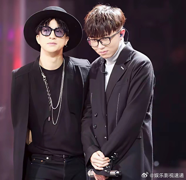 当年，华晨宇对毛不易说：“你写的歌词虽好，但谱曲和乐理知识有欠缺。薛之谦不以为然