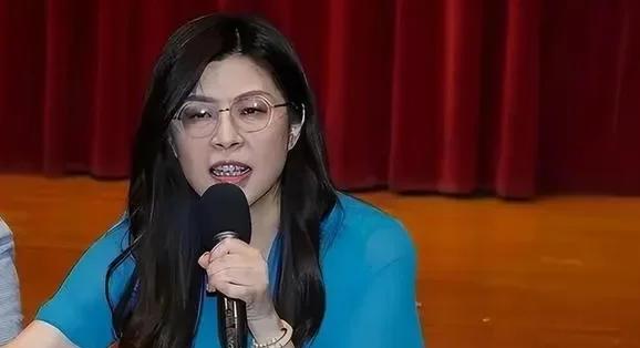 国民党副主席张荣恭最近在节目里爆了个猛料，说郑丽文根本不是大家以为的"统一女神